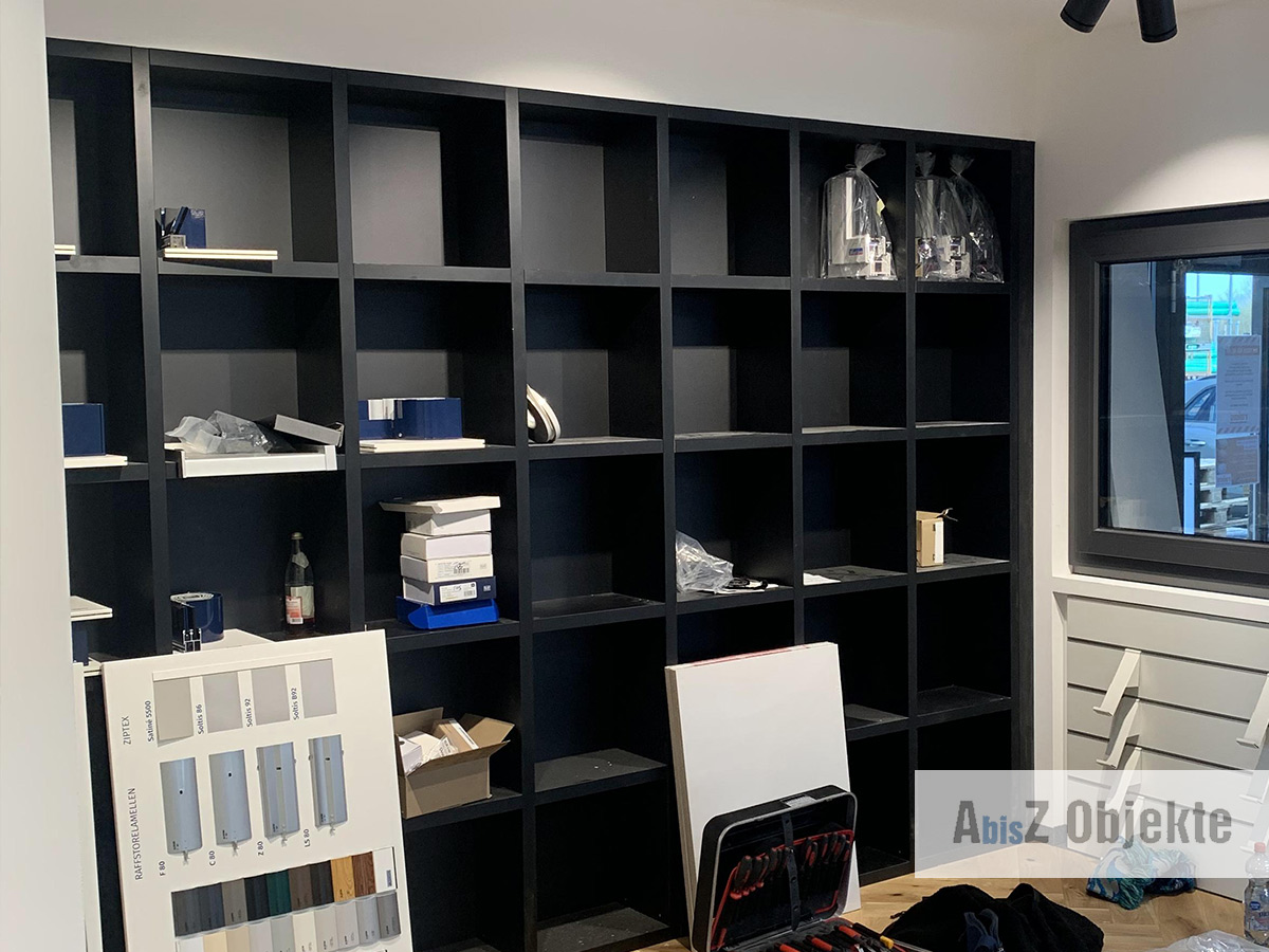 Modulares Regalsystem für eine übersichtliche Materialpräsentation.