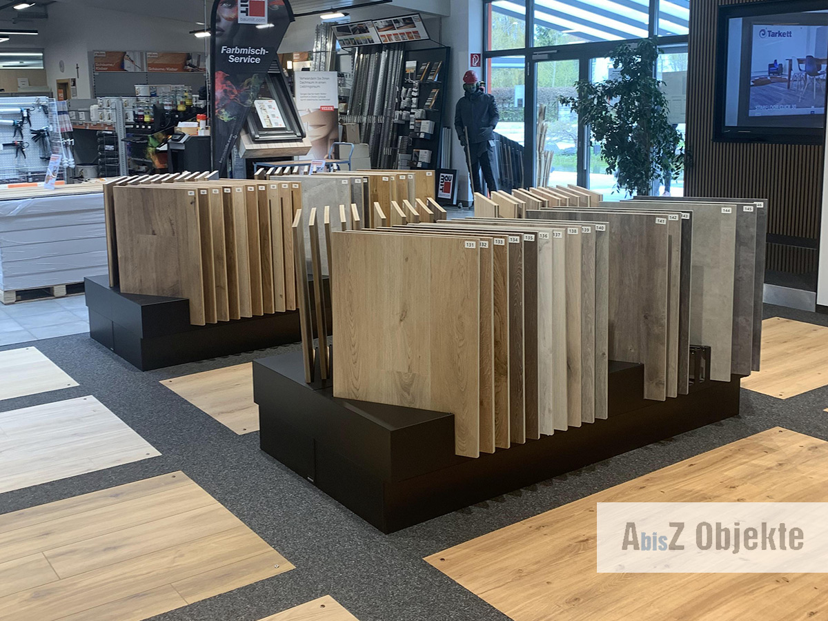 Produktinseln präsentieren Holz- und Materialmuster zum Anfassen und Vergleichen.