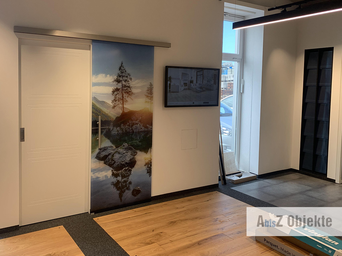 Türenausstellung mit Holzlamellenwand und stimmungsvoller Inszenierung.