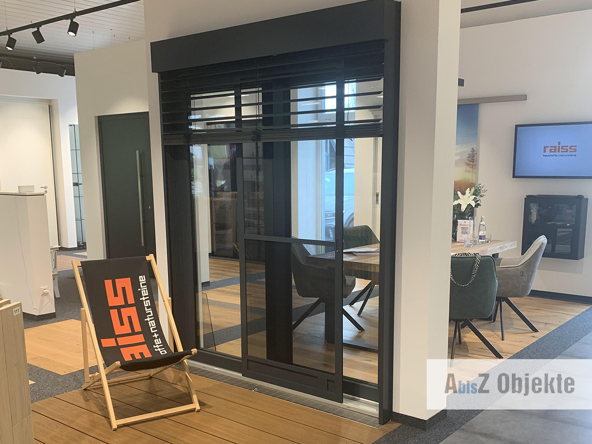 Verglaste Beratungskoje für ungestörte Gespräche mitten im Showroom.